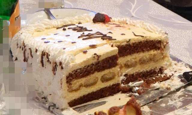 Tort cu blat de cacao si piscoturi si crema cu sampanie, mascarpone si piersici Tort cu blat de cacao si piscoturi si crema cu sampanie, mascarpone si piersici