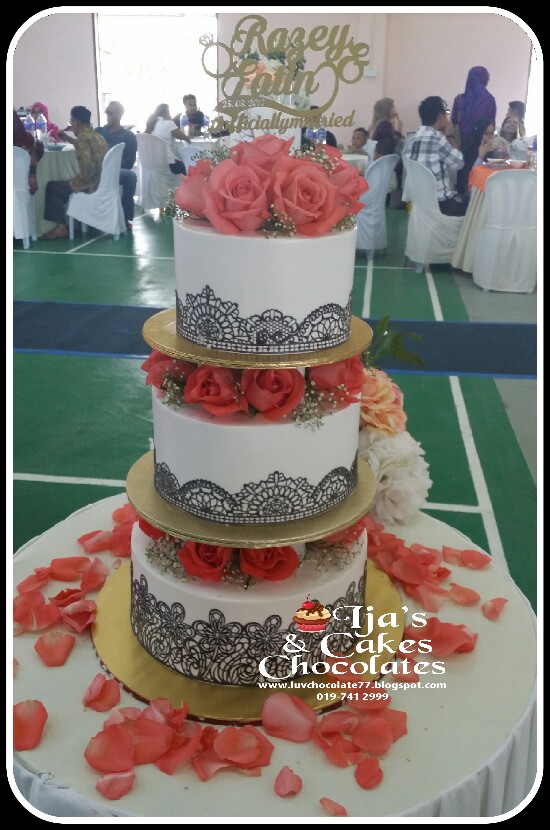 Kek fondant bentuk kapal terbang request dr Bella sbg kek hantaran