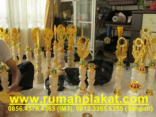 toko trophy di kota Malang, trophy lomba murah, piala untuk anak TK, 0812.3365.6355, www.rumahplakat.com