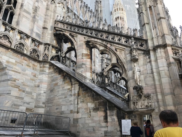イタリア・ミラノのドゥオーモを階段で上がると途中で屋根の上に出る イタリア・ミラノのドゥオーモを階段で上がると途中で屋根の上に出る