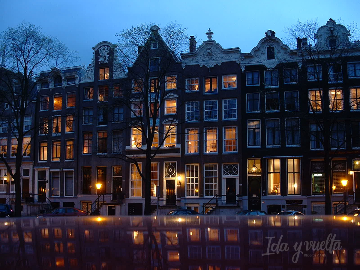 Vista nocturna de Amsterdam