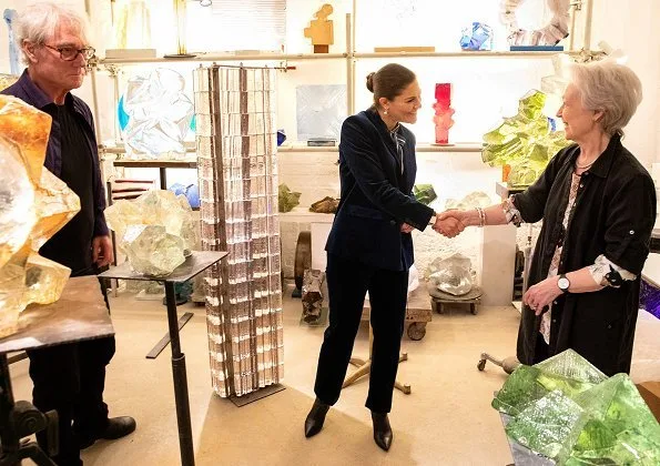 Crown Princess Victoria visited Edvin Öhrström's workshop to get information about Edvin Öhrström's works of art