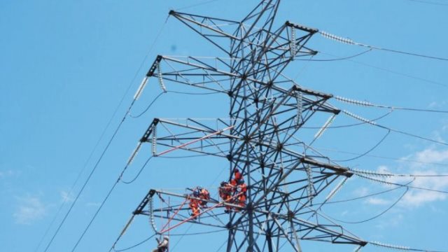 Tim Pekerjaan Dalam Keadaan Bertegangan Tegangan Tinggi PLN Tim Pekerjaan Dalam Keadaan Bertegangan Tegangan Tinggi
