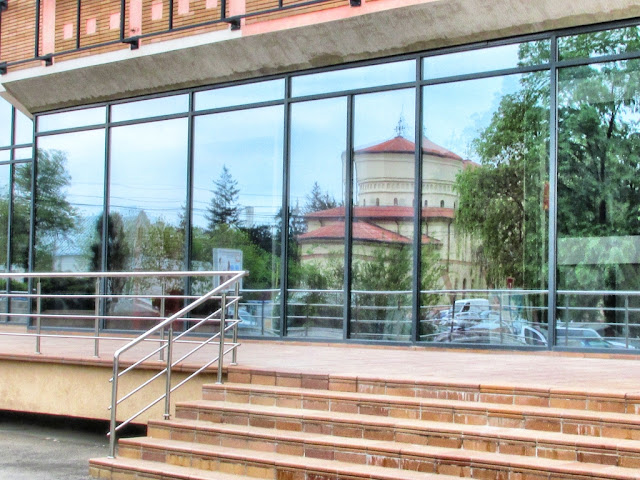 Biserica Sf. Sava reflectată în peretele de sticlă al Halei Centrale Biserica Sf. Sava reflectată în peretele de sticlă al Halei Centrale - blog FOTO-IDEEA