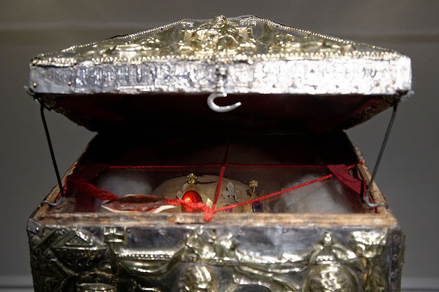 Λειψανοθήκη με την κάρα του Αγίου Χριστόφορου. Η κάρα του Αγίου Χριστοφόρου βρίσκεται στεφανωμένη με χρυσό στέμμα.  Ραμπ, Κροατία, θησαυρός του παλαιού Καθεδρικού.