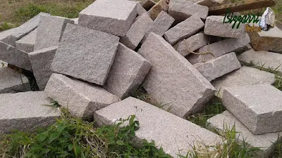 Pedra folheta de granito para execução de escada de pedra sendo a pedra folheta no tamanho 50x100 cm e 18 cm de altura e também no tamanho 50x50 cm com 18 cm de altura.