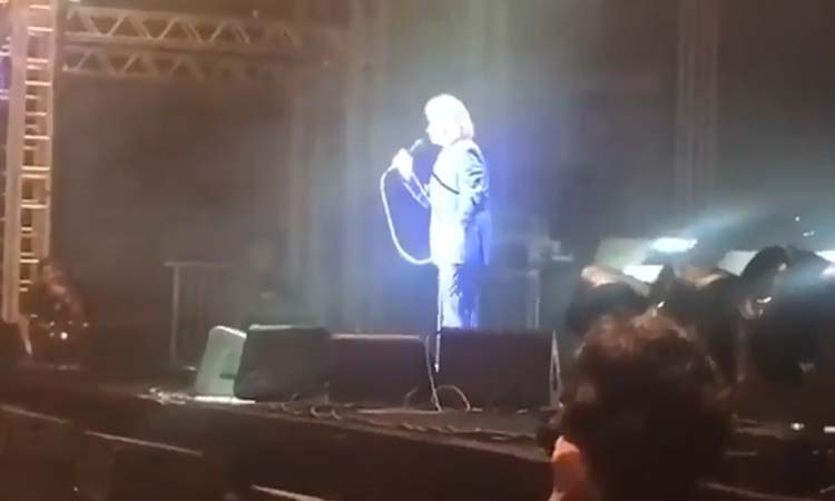 Em show, Roberto Carlos manda recado para caminhoneiros; assista