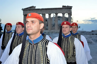 Τι σημαίνουν οι λέξεις: Τσολιάς, Εύζωνος, Φέσι, Γιαταγάνι και Καριοφίλι;