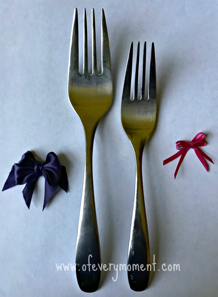 Tiny bows of different sizes made using different sized forks