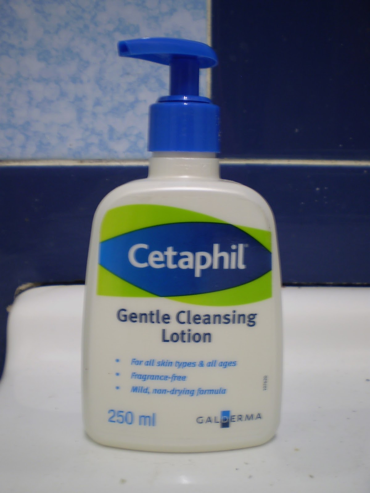Cetaphil Gentle Cleansing Lotion Blue Poinsettia
