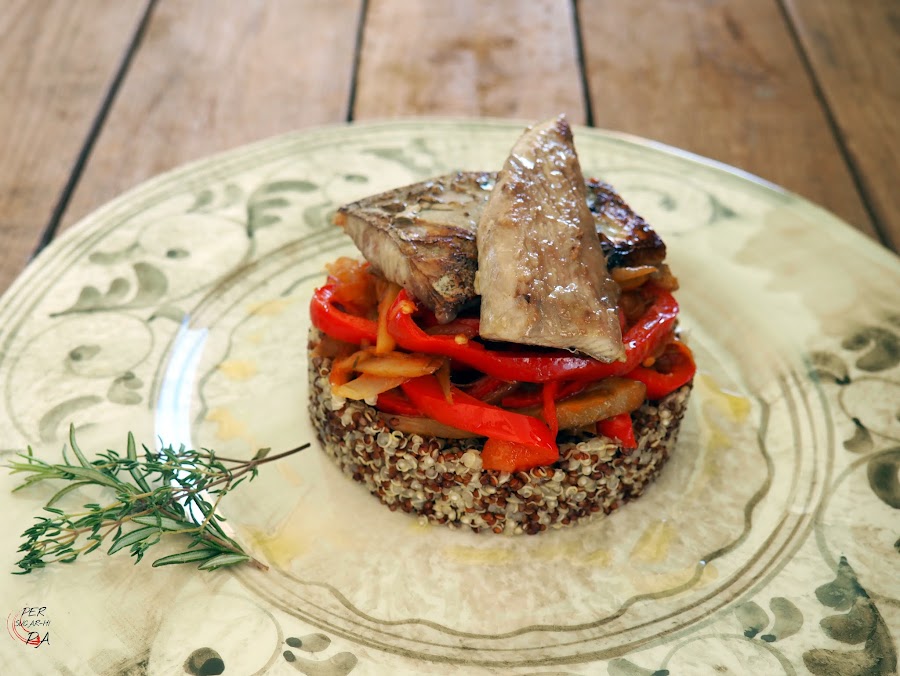 Ensalada de quinoa con cebolla, pimientos rojos y berenjenas y ventresca de bonito