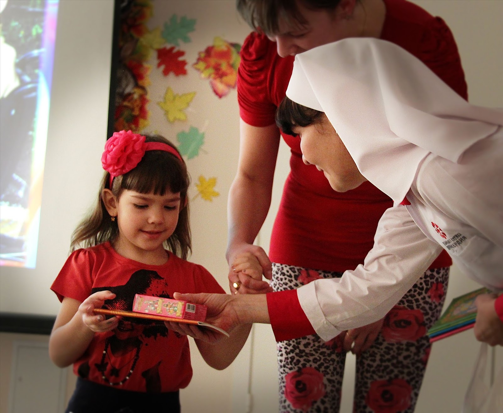 Особенные дети. Ребенок дарит подарок. Дети-инвалиды и дети с ограниченными возможностями. Подарки для детей с ограниченными возможностями. Выдача подарков детям инвалидам.