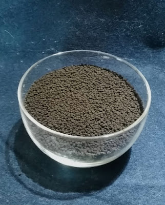 元肥の上からプラチナソイルスーパーパウダーをかぶせる