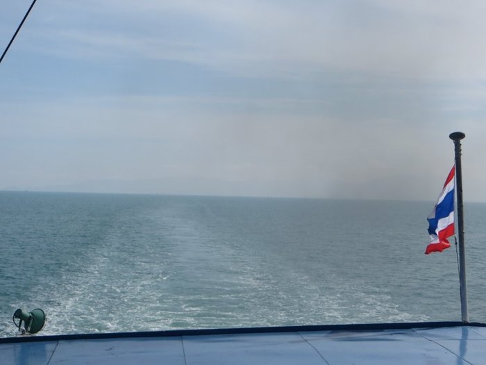 След за паромом в море