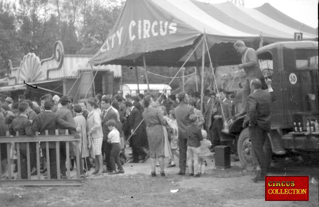 La foule s'amasse a l'entrée du city Circus Bouglione pour assister à la représentation du cirque 