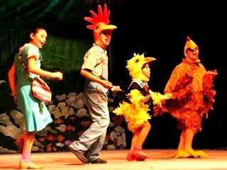 Actuación por el Día Mundial del Teatro Foto de niños actuando en el Teatro