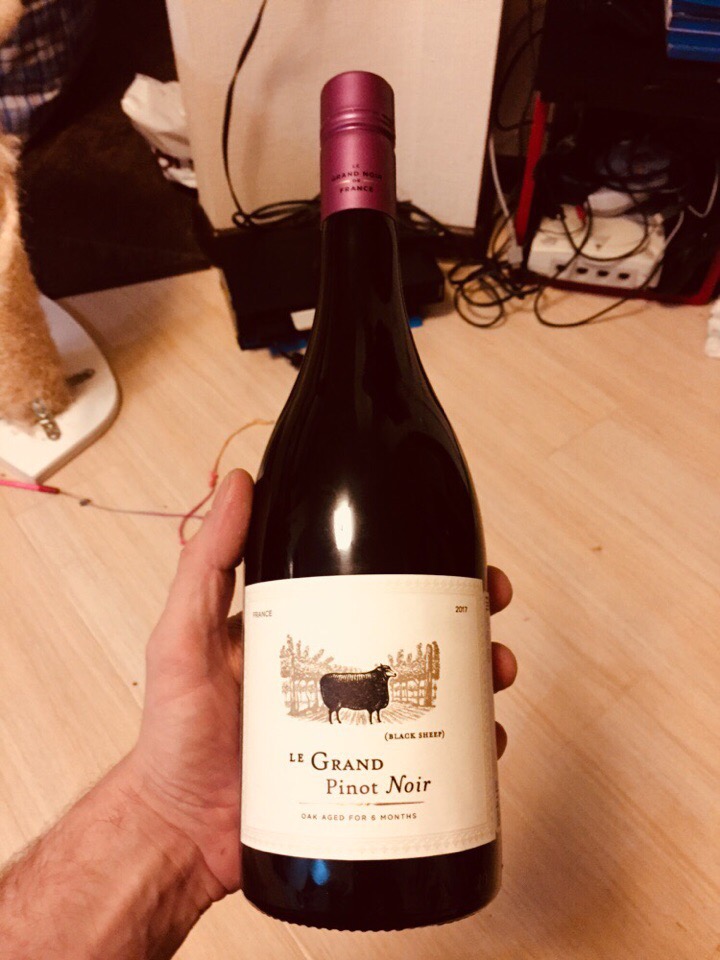 Grand pinot noir. Вино Ле Гранд Пино Нуар. Grand Noir вино Pinot Noir. Вино Пино Нуар Black Sheep. Legrand Noir Pinot Noir вино.