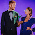 Ai, que psicodélico! Calvin Harris e Dua Lipa descobrem a tela verde no clipe de “One Kiss”