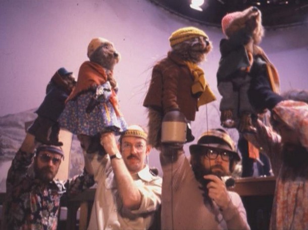28 Fascinating Photos of Behind the Scenes With the Muppets From the