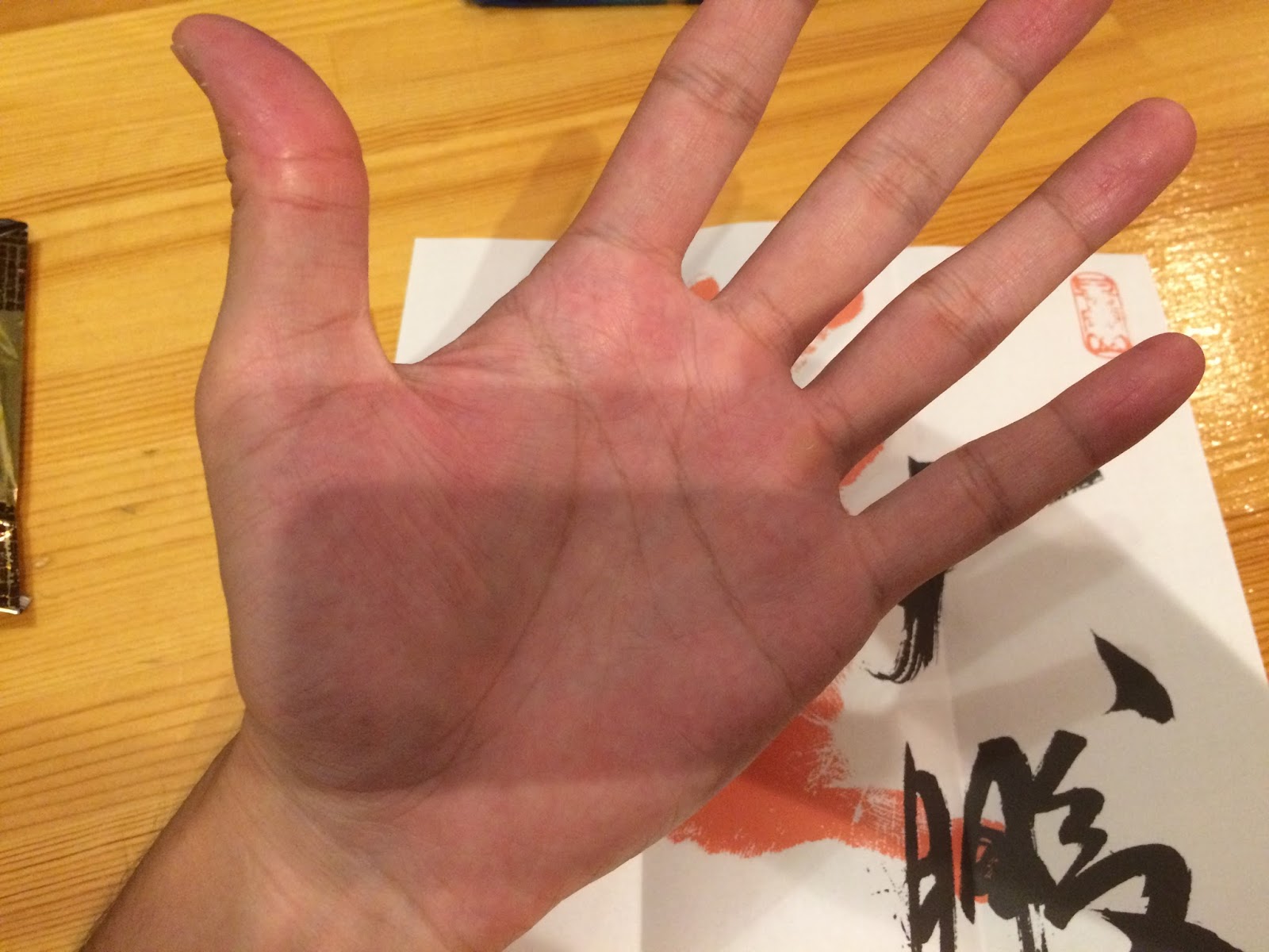 服を脱ごう 旅に出よう Yasube Blog カワイの手の大きさは大鵬と同じ 先着２名に大鵬せんべいプレゼント
