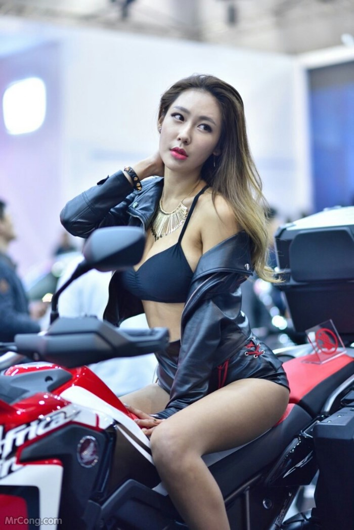 Kim Tae Hee&#39;s beauty at the Seoul Motor Show 2017 (230 photos) photo 11-5