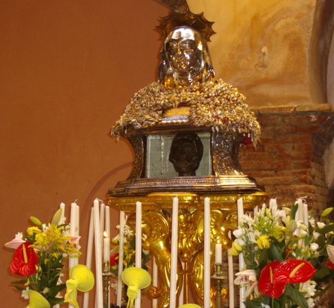 Η κάρα της Αγίας Άννας κάτω από τα εκατοντάδες αναθήματα των κατοίκων του Castelbuono.