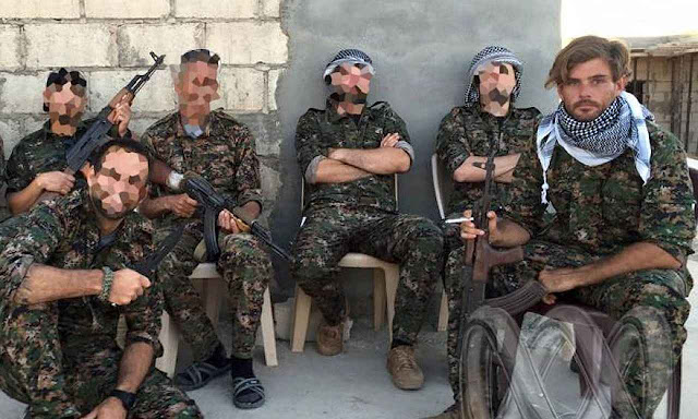 O australiano Reece Harding (direita)  faleceu combatendo contra o Estado Islâmico na Síria.