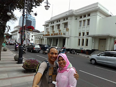 Selfie di depan Gedung Merdeka Selfie di depan Gedung Merdeka