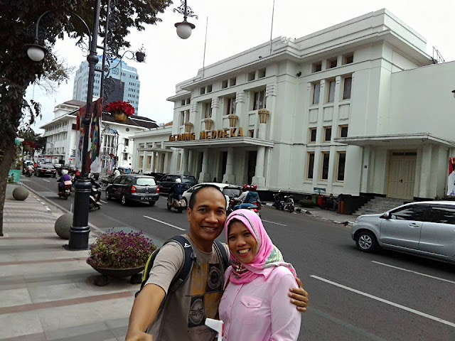 Selfie di depan Gedung Merdeka Selfie di depan Gedung Merdeka