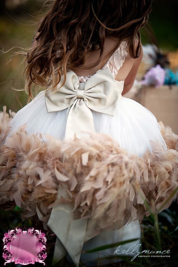 платье из перьев для девочки. платье с перышками для девочки. детское платье с перьями. платье из перьев детское. детское платье с перышками.