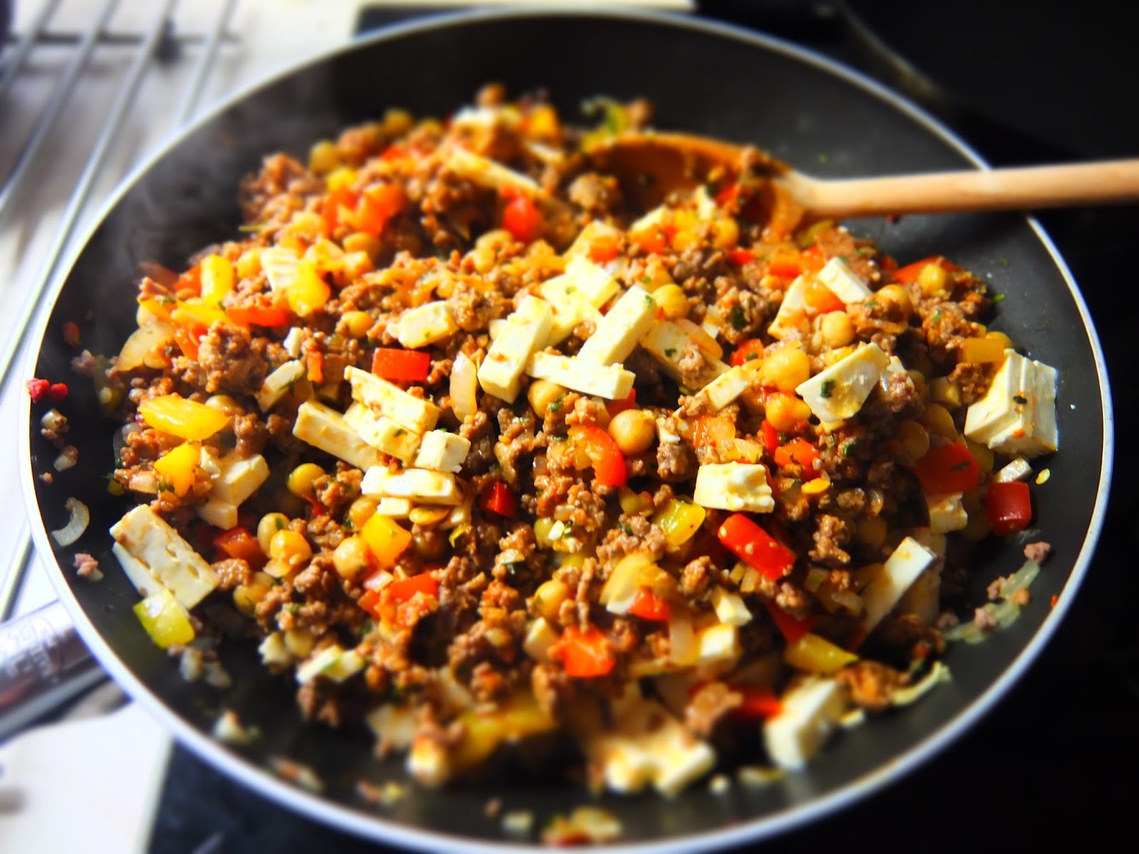 Griechische Hackfleischpfanne mit Kichererbsen