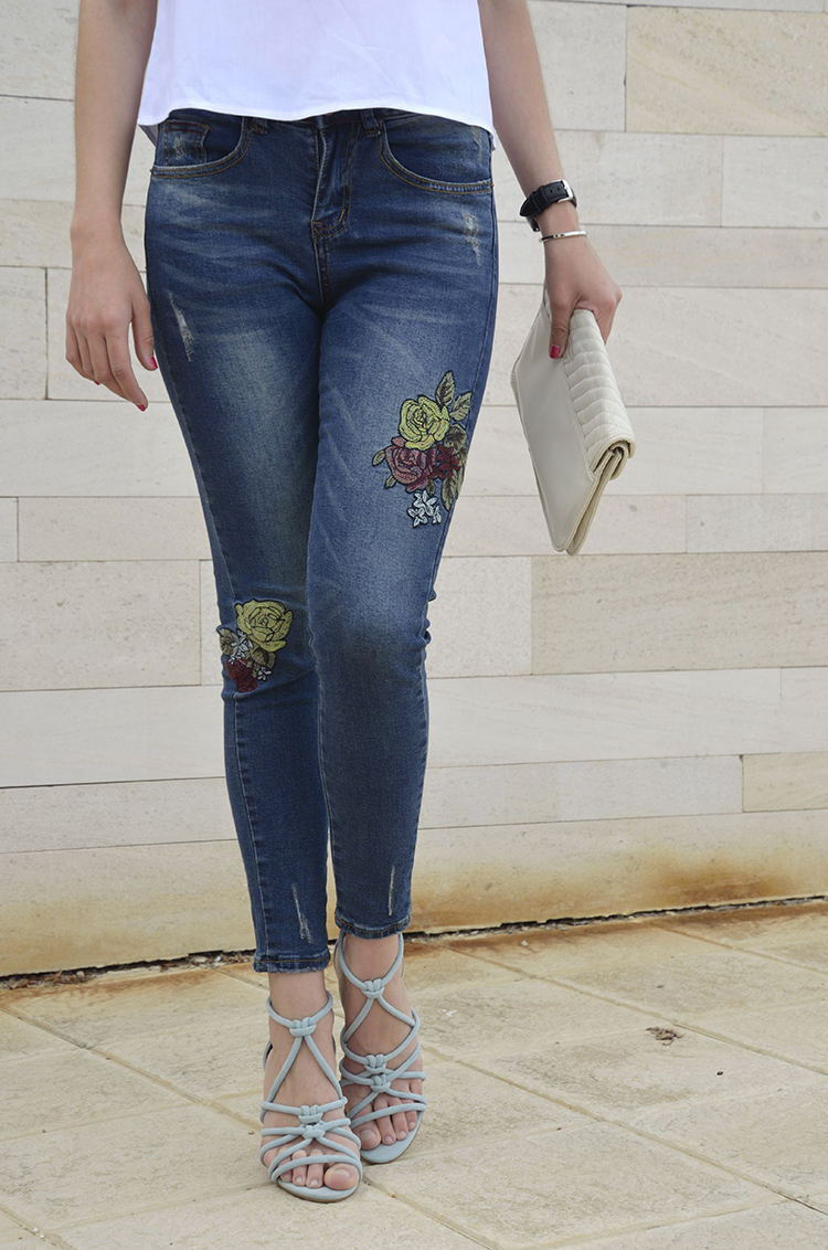 white-top-frill-volante-embroidered-jeans-sandals-trends-gallery