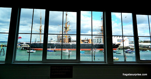 Estação Ferroviária de Porstsmouth, Inglaterra, com vista para o navio HMS Warrior