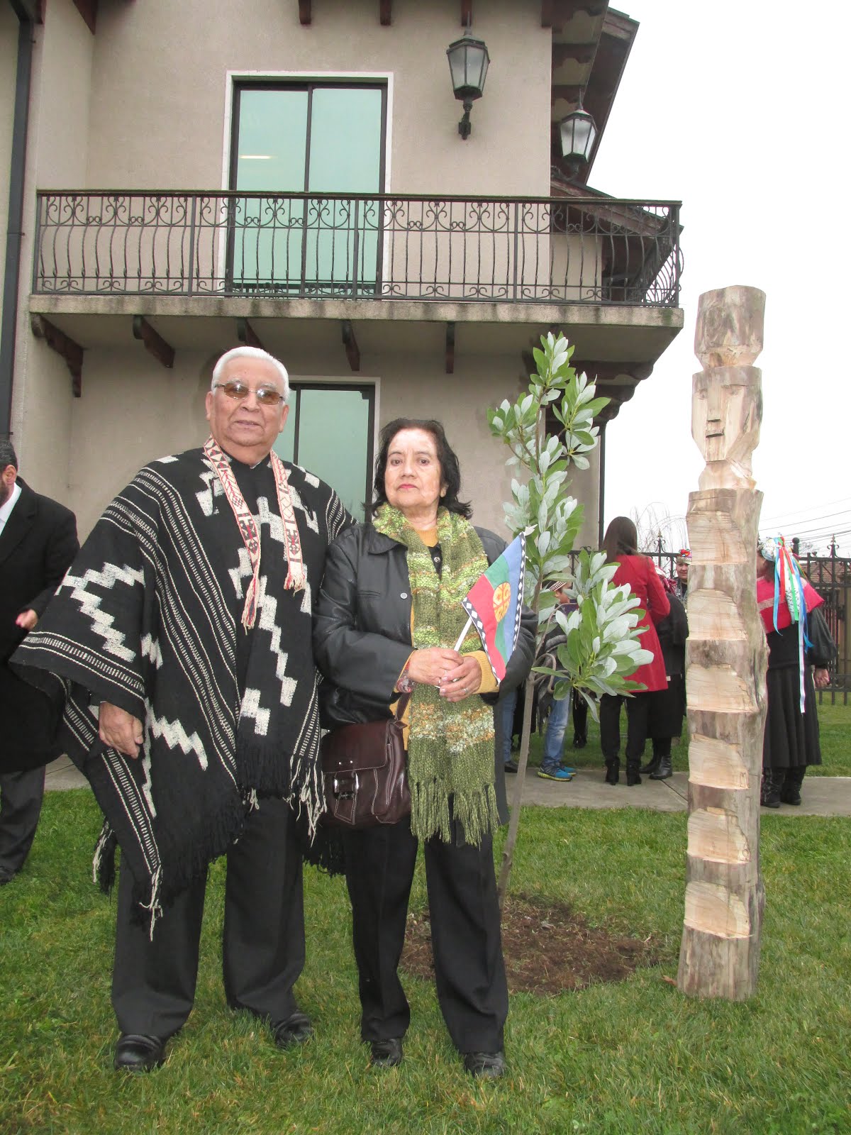 En ceremonia izamiento de bandera mapuche en Municipalidad de Chillán Viejo