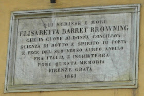 A plaque above the door of the Casa Guidi in Piazza San  Felice recalls that Elizabeth Barrett Browning lived there
