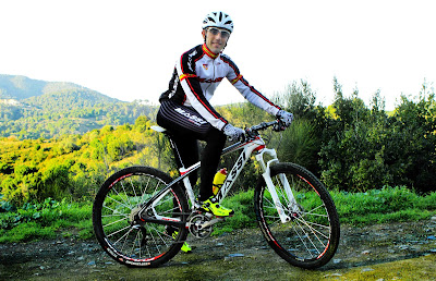 El ciclista Israel Nuñez con la equipación Massi
