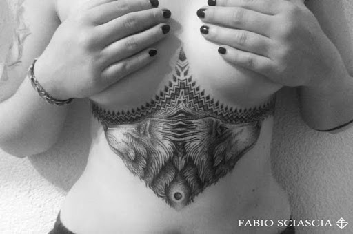 Este simétrico underboob tat Este simétrico underboob tat