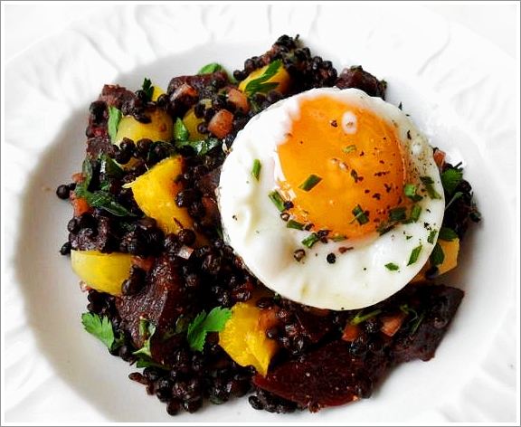 Linsensalat mit Mango, rote Bete und Spiegelei