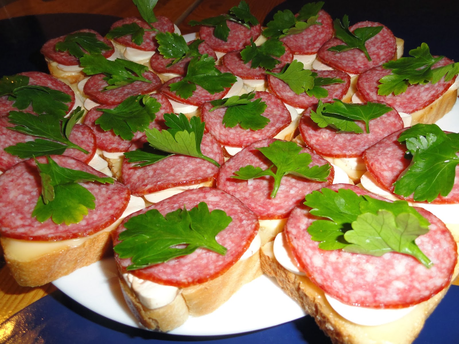 Красивые и вкусные бутерброды с колбасой