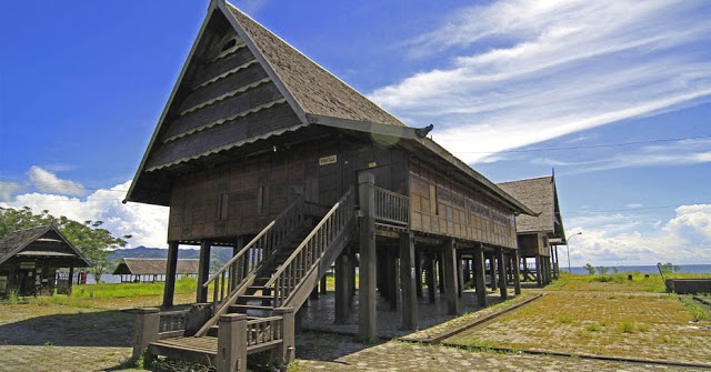 Rumah Adat Sulawesi Barat dan Penjelasannya - Desain ...