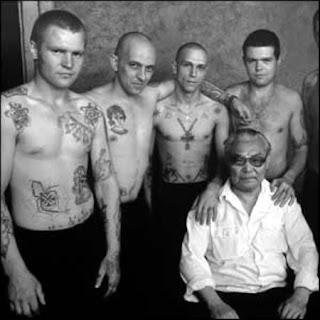 grupo de hombres tatuados con tatuajes tipicos de la mafia rusa