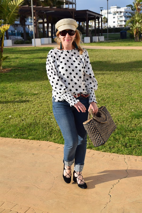 Cómo combinar una blusa de lunares