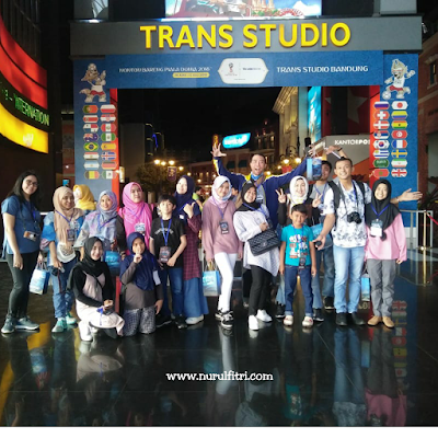 pertunjukan sirkus dreamland di trans studio bandung