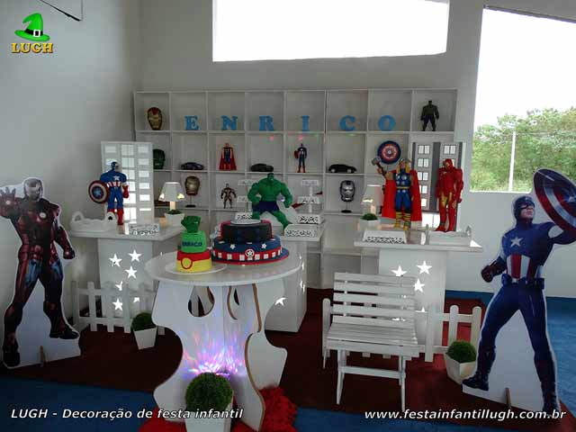 Mesa temática Os Vingadores - Decoração provençal com escaninhos - Nichos - Festa de aniversário