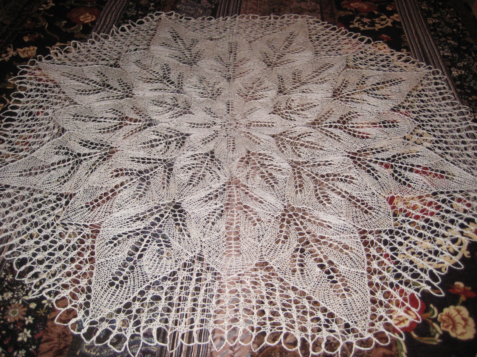 Sweet 'n' Pretty Things: More knitted lace tablecloth goodness