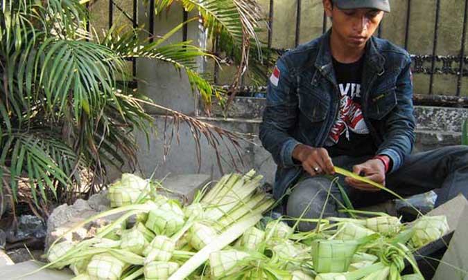 Perajin Ketupat Di Ambon Panen Ambon, Maluku Post.com - Para perajin anyaman ketupat di Kota Ambon sejak 4 Juli 2016 mulai panen dari hasil penjualan. Di pasar Mardika dan Batumerah, Selasa (5/7), terlihat para pedagang musiman ketupat menawarkan hasil kerajinannya Rp8.000/ikat (10 buah) maupun Rp15.000/dua ikat. Abidin (30), warga desa Wayame yang ditemui di sudut jalan pintu masuk pasar Mardika mengatakan, pendapatannya sejak Senin(4/6) hingga Selasa siang mencapai ratusan ribu rupiah. Dia menjelaskan, dalam sehari dia bisa meraup keuntungan sebesar Rp200.000 hingga Rp250.000. "Saya beli tumbak kelapa di desa Laha maupun Latuhalat dengan harga Rp25.000/tumbak, selanjutnya dari malam hari bersama istri melakukan anyaman dan siap untuk dipasarkan," katanya. Abidin berjualan di pasar Mardika, sedangkan istrinya di pasar Batumerah dengan harga yang sama yakni Rp8.000/ikat (10 buah). Dia mengatakan keuntungannya lumayan sebab mengeluarkan modal untuk membeli tumbak kelapa Rp100.000 hingga Rp150.000 untuk membeli tumbak kepala. Lain lagi dengan Rohim, pedagang yang hanya menjual hasil anyaman orang lain juga cukup lumayan pendapatannya. Dia mengatakan, tidak bisa menganyam daun kelapa menjadi ketupat, dengan demikian membeli dari orang lain selanjutnya dijual. "Saya beli tumbak kelapa di desa Laha dengan harga Rp25.000/tumbak, selanjutnya menyewa orang lain untuk menganyam menjadi ketupat dengan harga Rp300/buah," katanya. Dia mengakui, keuntungannya juga lumayan sebab mengeluarkan modal untuk membeli tumbak kelapa Rp100.000 untuk empat tumbak, kemudian membayar sewa anyaman 400 buah ketupat sebesar Rp120.000. "Hasil penjualan di pasar dari 400 buah ketupat sebesar Rp320.000, dikeluarkan biaya anyam Rp120.000 ditambah dengan Rp100.000 biaya membeli tumbak kepala, dengan demikian keuntungan yang diraup Rp100.000/hari," ujar Rohim. (MP-2)