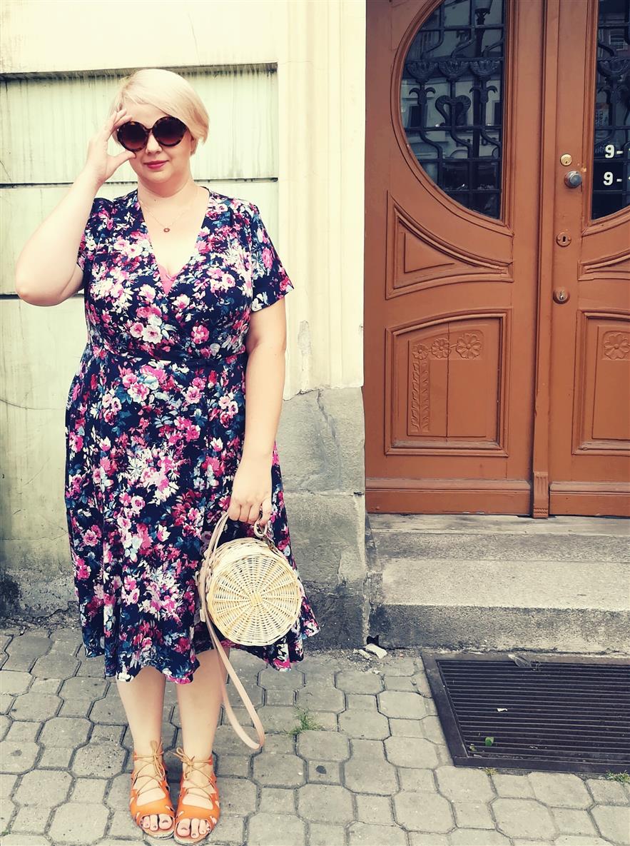 Sukienka romantyczna. Jak łączyć ze sobą wykroje?