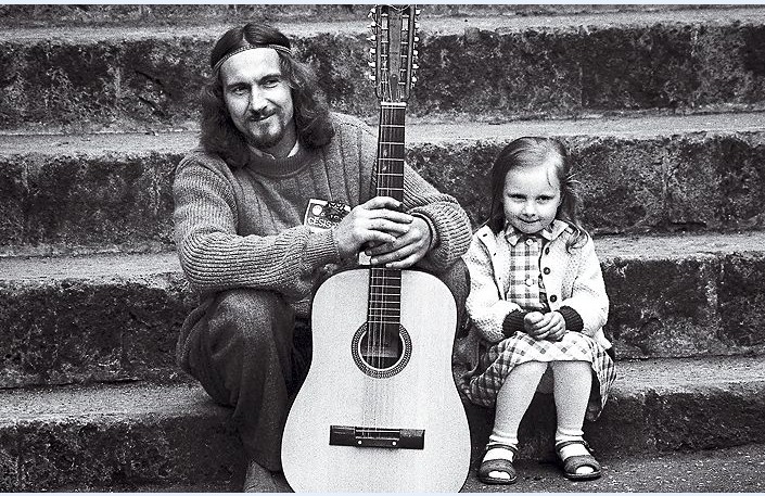 Valdis Atāls ar ģitāru un meitiņu pirmajā Cēsu folkfestivālā 1980. gados