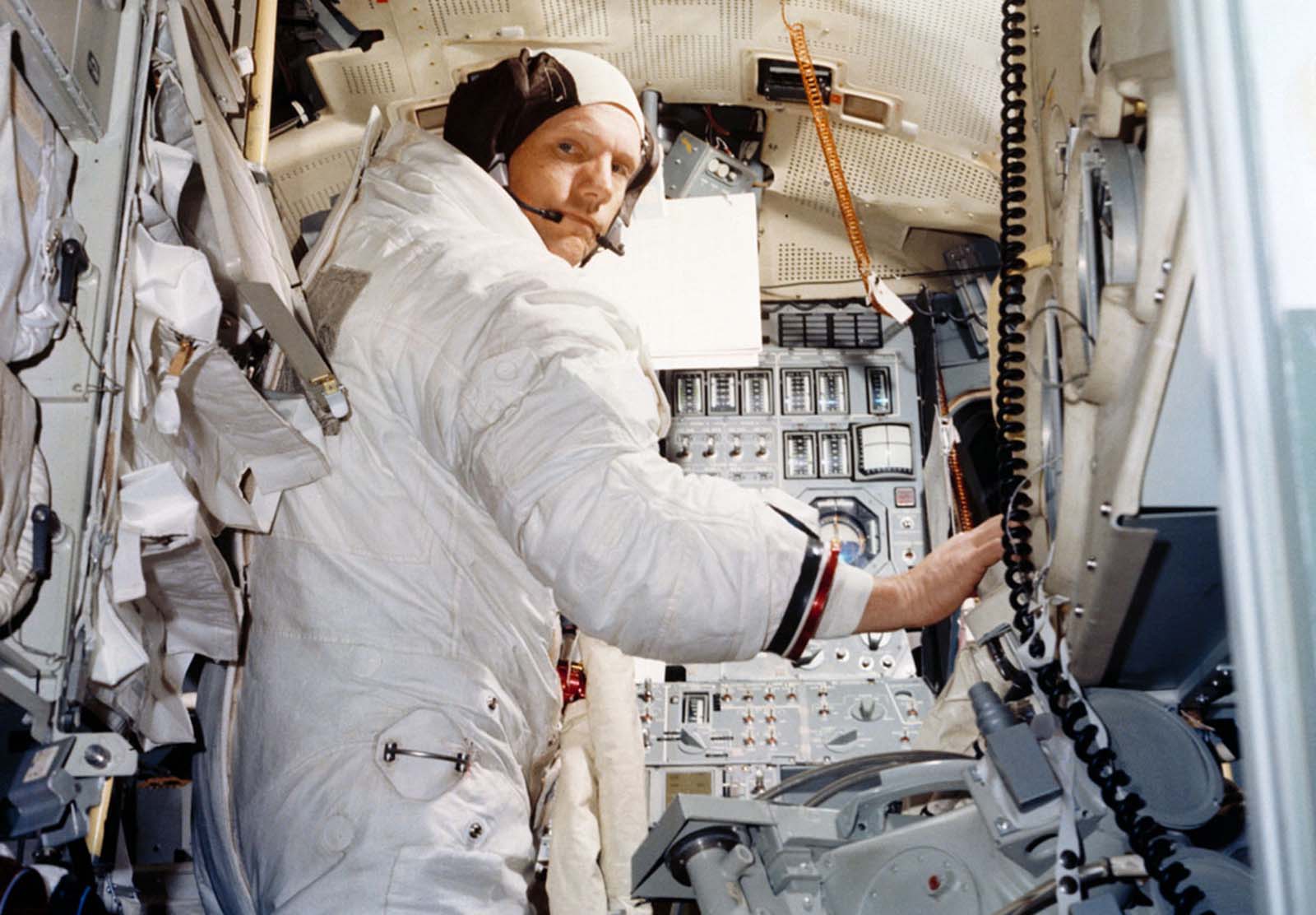 Neil Armstrong 1969 júniusában vonatozik egy hold-modul szimulátorban.