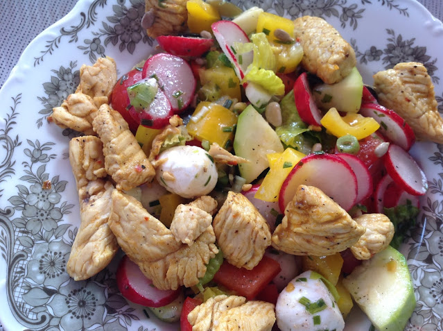 Marlis   Peters Küchenwelt: Bunter Salat mit Putenstreifen und Mozzarella